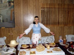 Марина Процко представляет традиционные изделия белорусского народного творчества на празднике всех святых, в земле белорусской просиявших