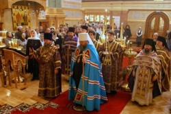 Митрополит Иона возглавляет Божественную литургию в Свято-Николаевском патриаршем соборе в Нью-Йорке