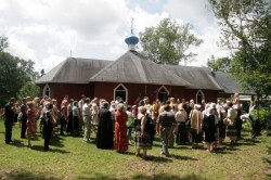 Крестный ход вокруг роудонского храма
