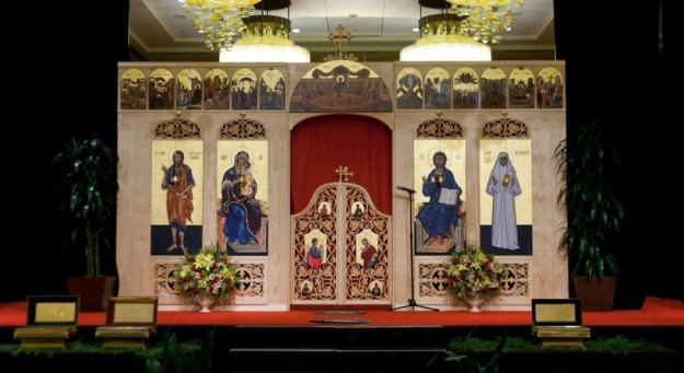 Иконостас, установленный во временной церкви в гостинице, где проходили все богослужения Собора.