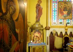 Жертвенник и вход в алтарь